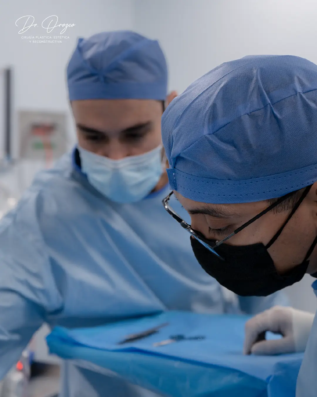 Cirujanos del equipo del Dr. Orozco operando en quirófano en Mérida