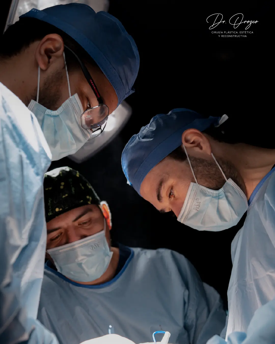 Equipo médico multidisciplinario del Dr. Orozco durante una cirugía en Mérida