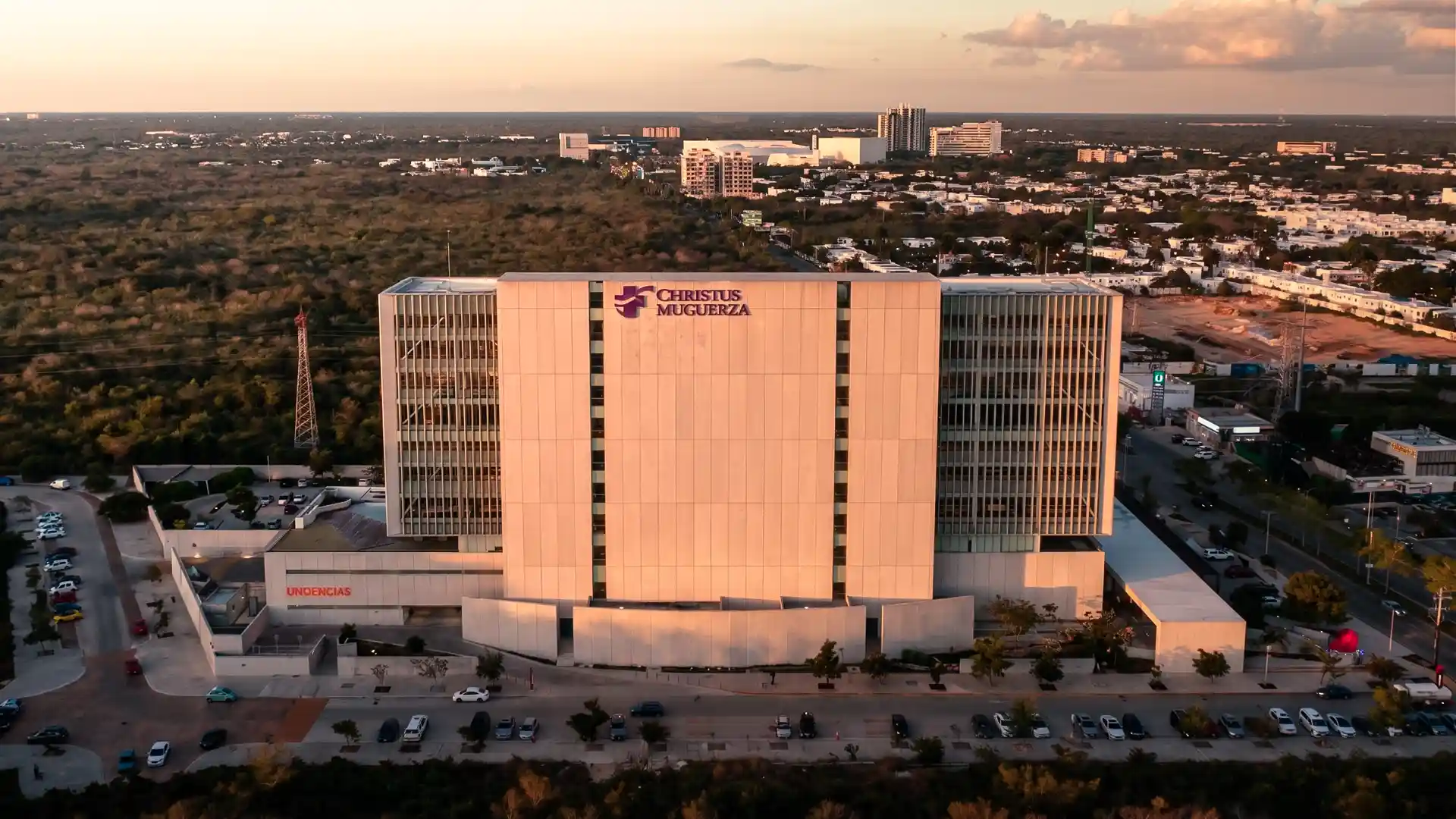Fachada del Hospital Faro del Mayab en Mérida, sede del consultorio del Dr. Orozco